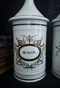 Image 1 of Très grand pot d’apothicaire, de la fin du XIXème siècle, porcelaine peinte: benzoin