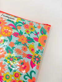 Image 2 of Pochette à maillots fond mint fleurs orange fluo