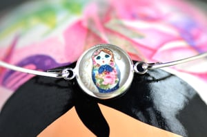Image of Bracelet fin illustration Poupée russe matriochka, laiton argenté