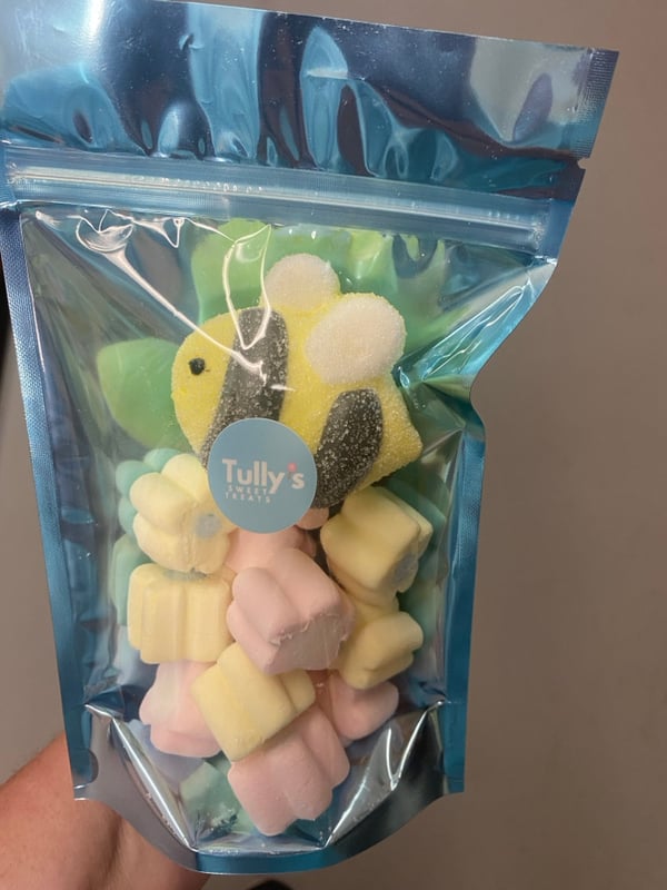 Image of flower marshmallows with bumble bee marshmallow