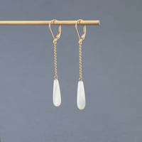 Image 4 of Boucles d'oreilles pendantes goutte nacre blanche chaîne gold filled 