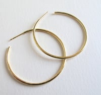 Image 4 of Classic Hammered Gold Hoops 18k
