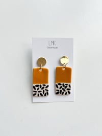 Paire de boucles d’oreilles céramique TOTEM RECTANGULA GM miel