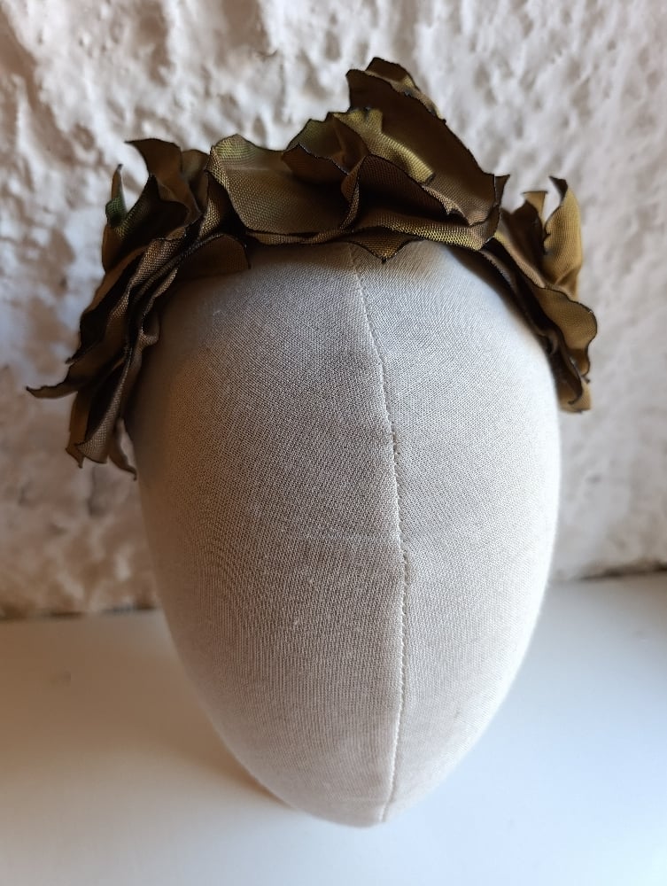 Image of Cerchietto coroncina floreale colore olio d'oliva 