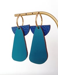 Image 14 of Boucles d'oreilles "Nerina" en cuir upcyclé 