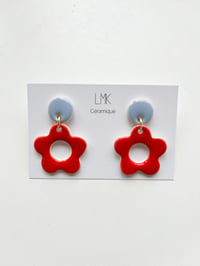 Paire de boucles d'oreilles céramique MARGUE bleu ciel et rouge 