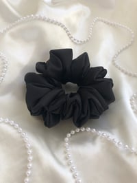 Image 1 of SCRUNCHIE STANDARD BLACK/CZARNY