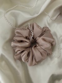 Image 2 of SCRUNCHIE OVERSIZED CHAMPAGNE/SZAMPAN