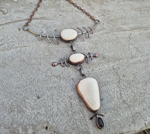 White and black pebbles necklace 