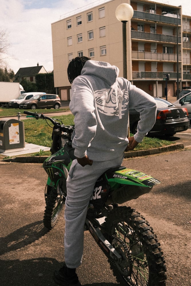 sweat à capuche gris + blanc