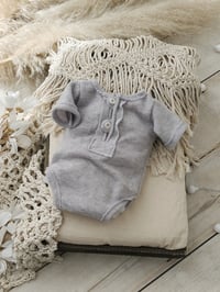 Image 2 of Newborn boys bodysuit Patrick - grey | photo props