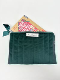 Image 1 of Pochette à livre LA LECTRICE velours matelassé vert sapin