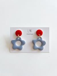 Paire de boucles d'oreilles céramique MARGUE rouge et bleu ciel