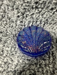 Image 4 of Resin seashell container
