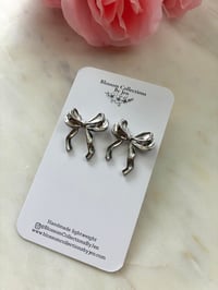 Image 3 of Silver & Gold Bows