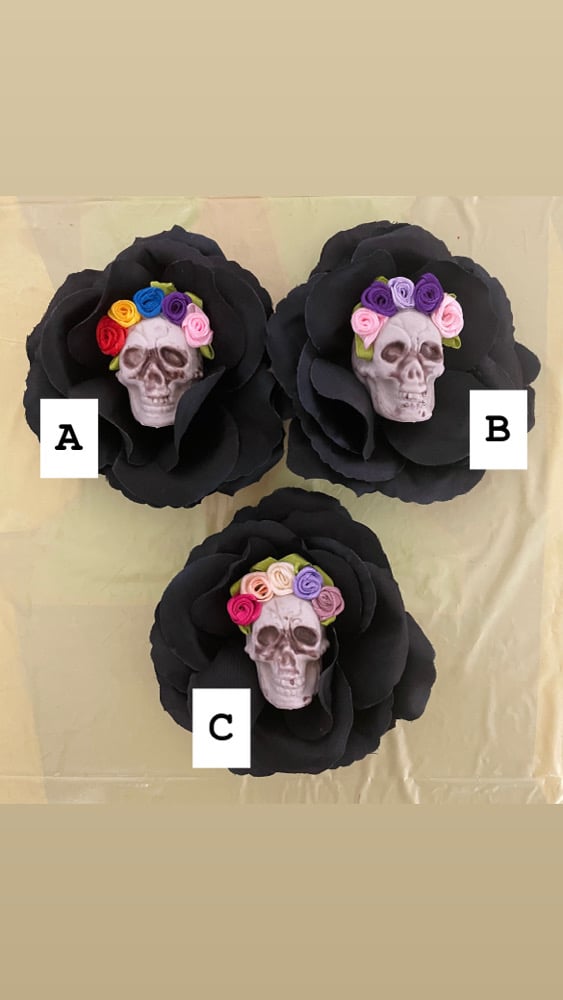 Black skull roses