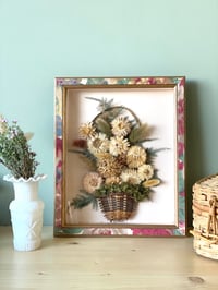 Image 1 of Cadre vintage au bouquet [au lieu de 26€]