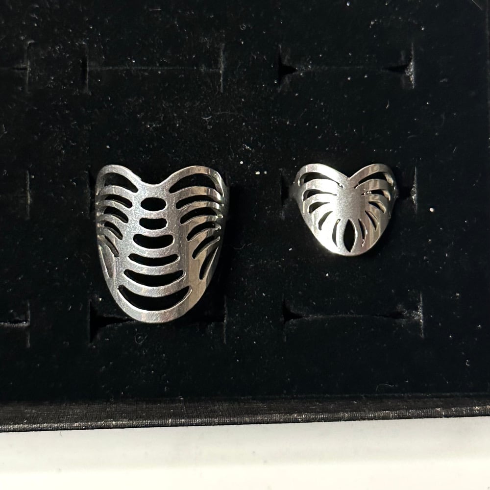 Image of monstera leaf ring