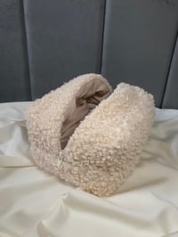 Image 7 of Kosmetyczka Bouclé ECRU w rozmiarze MIDI