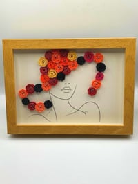 Image 1 of 🌸 Cadre décoratif femme florale – œuvre artisanale en papier roulé