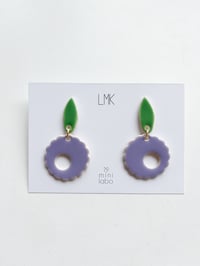 LMK x MINI LABO Paire de boucles d’oreilles céramique POMPON LEAF lavande