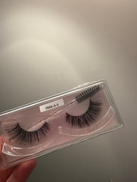 Image 4 of Luxury Lashes 