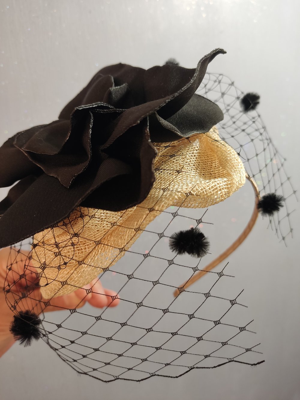 Image of Fascinator con veletta panna e nero