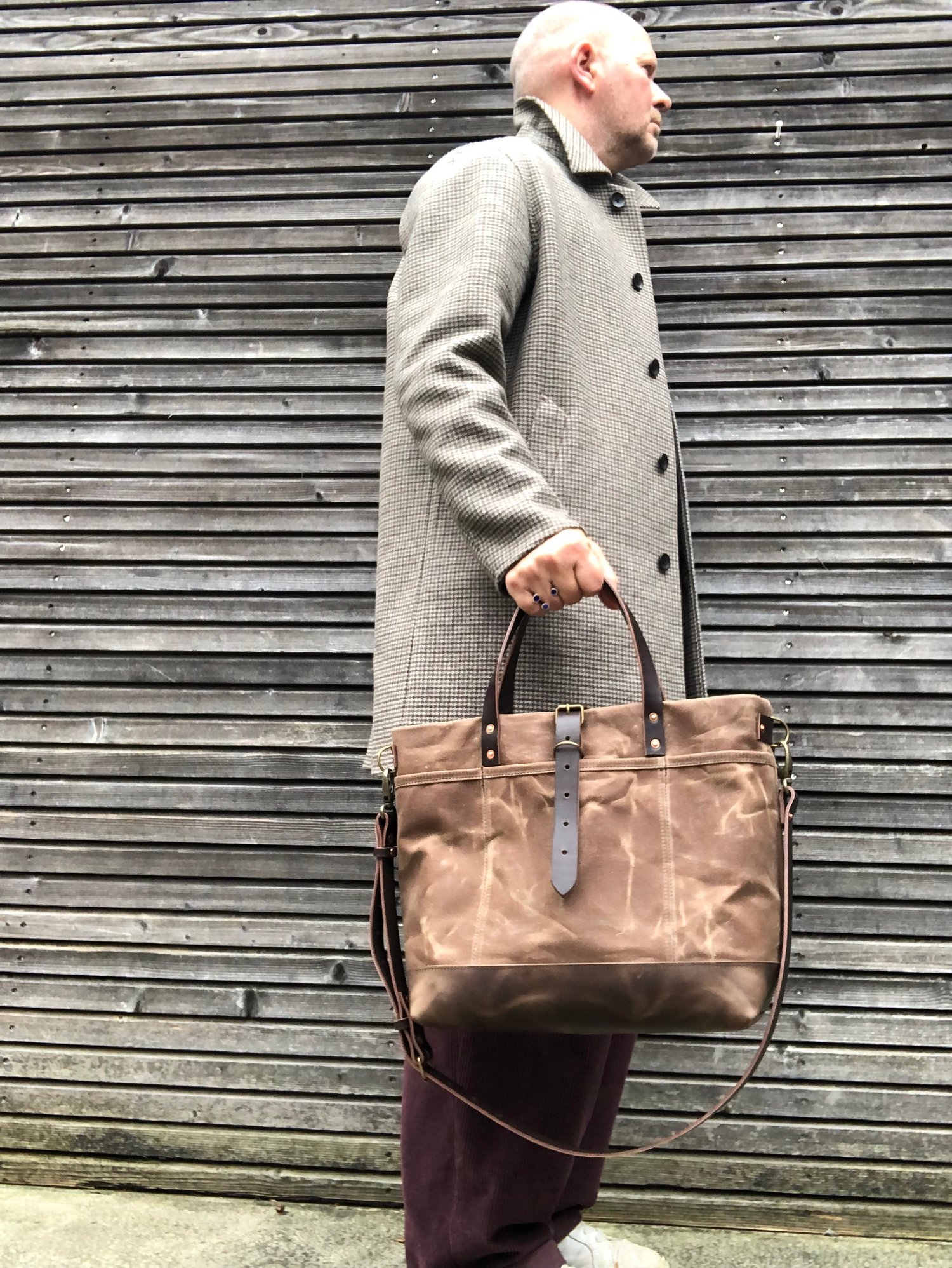 Image of  Tote bag in waxed canvas with leather bottom and cross body strap