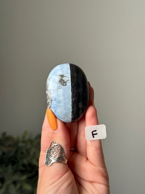 BLUE OPAL PALM STONES