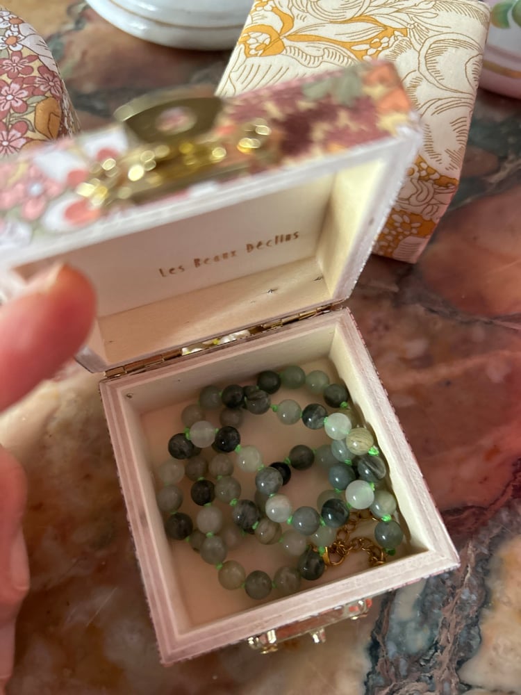 Image of Colliers en perles d’eau douce et en pierres naturelles dans leurs écrins en Liberty 