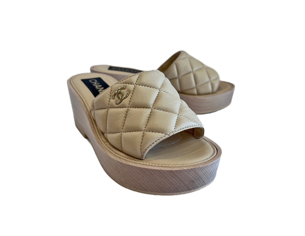 Image of Chanel Size 38 Quilted Slides 417-468