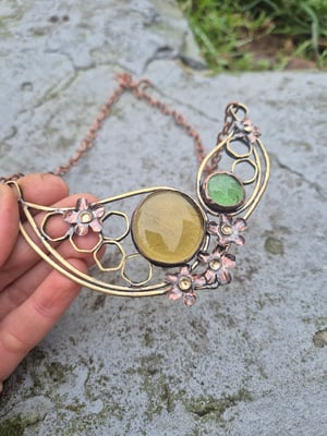  Yellow and green necklace with flowers and honeycomb 