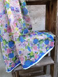 Image 1 of Pañuelo mediano HORTENSIAS blanco