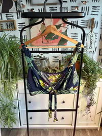 Image 1 of 2 piece flower set