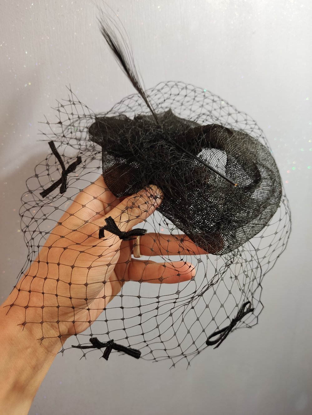 Image of Fascinator con veletta nera piuma e fiocchetti