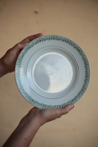 Image 7 of Fayenceteller mit klassizistischem Rand und Füsschen