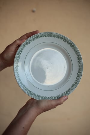 Image of Fayenceteller mit klassizistischem Rand und Füsschen