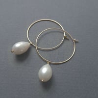 Image 2 of Créoles dorées perles de culture pendantes