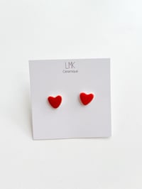 Paire de boucles d’oreilles céramique puces coeur rouge