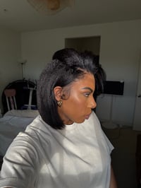 Image 6 of 12 inch 13x6 KINKY STRAIGHT LAYERED BOB WIG 