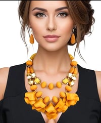 MUSTARD FLORAL PETALS NECKLACE SET