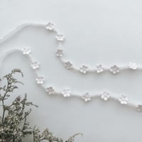 Image 2 of Dainty daisy - white