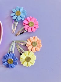 Image 2 of Summer daisy clip 
