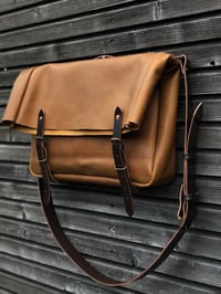 Image 2 of Leather messenger in oiled leather in the color tabacco