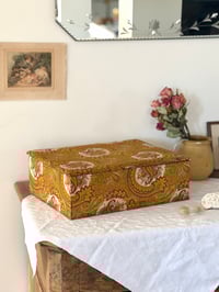 Image 1 of Boîte ancienne en tissu cachemire