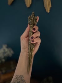 Image 2 of Ancienne purbha tibétaine, poignard rituel et amulette en bronze massif, 1960-70