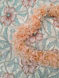 Image 3 of Couronne hortensia pêche et gypsophile blanc