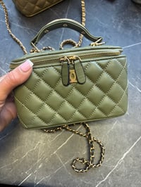 Image 2 of Handle vanity case 