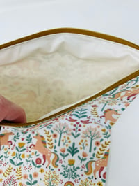 Image 2 of Pochette XL intérieur enduit toile de coton licornes pastel