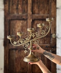 Image 2 of Grand candélabre d’église, en laiton torsadé et martelé, style néogothique. 